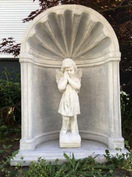 Staand engelbeeld vol steen in bidkapel vol steen